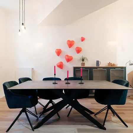 Oomph The Grand Group & Family Retreat Apartman *