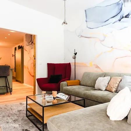 Oomph The Grand Group & Family Retreat Apartman *