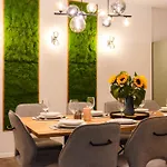 Oomph The Grand Group & Family Retreat * Berlino