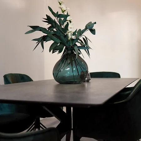 Oomph The Grand Group & Family Retreat Apartment