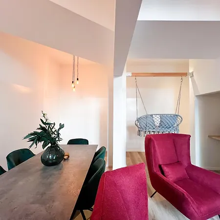 Oomph The Grand Group & Family Retreat Apartment