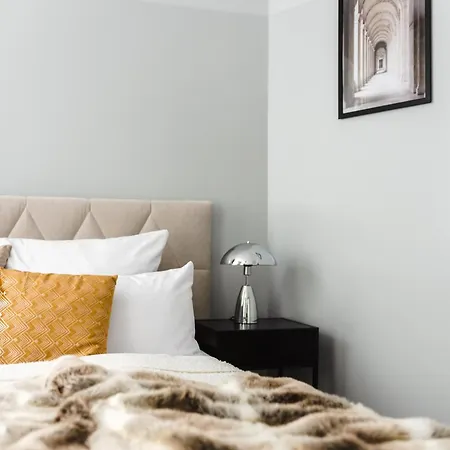 Oomph The Grand Group & Family Retreat Апартаменты *