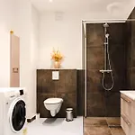 Oomph The Grand Group & Family Retreat Apartman *