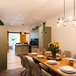 Apartman Oomph The Grand Group & Family Retreat *