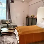 Oomph The Grand Group & Family Retreat Apartman