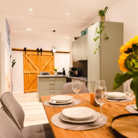 Oomph The Grand Group & Family Retreat Apartment